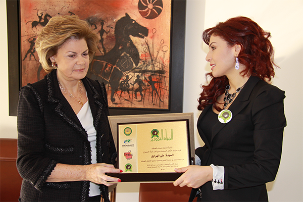 في لبنان منح السيدة الأولى منى الهراوي لقب المرأة النموذج